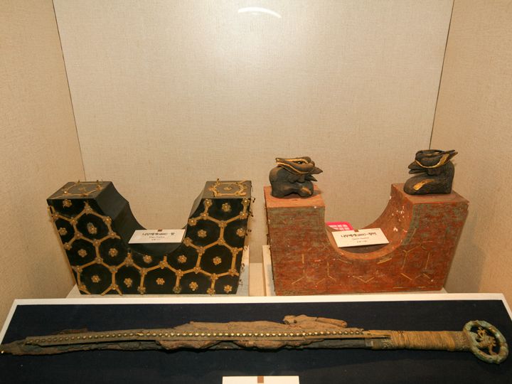 王と王妃の枕(奥)
龍の頭が彫刻された刀(手前)