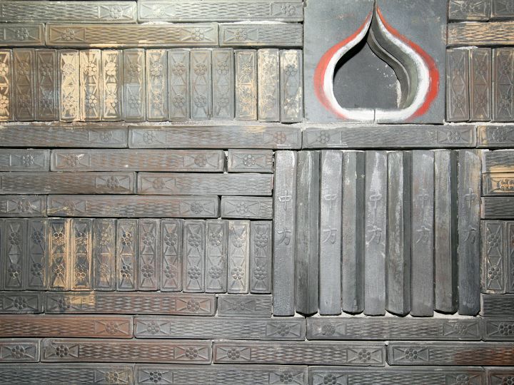 レンガには蓮の花の模様が描かれている