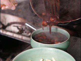 大鍋で別途湯がいたカルグクスに、あずき粥同様に煮立てたスープを上からかけます
