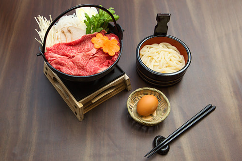 鍋に美しく盛られた野菜と韓牛