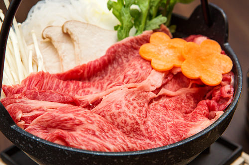 霜降りが光る新鮮な国産牛