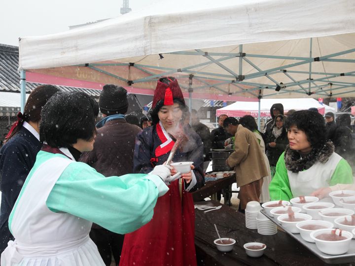 冬至にはあちこちであずき粥の配給行事も