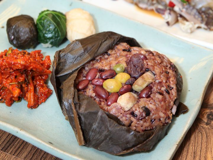 忠清南道・扶余(プヨ)名物の「蓮の葉ご飯(ヨニッパッ)」にもあずきがちらり