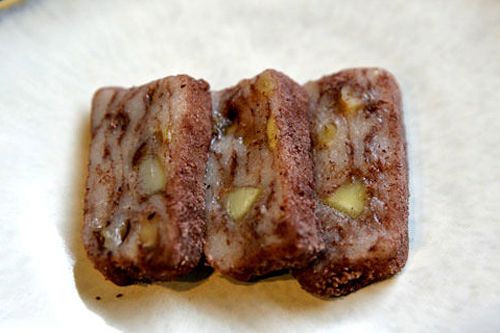 なつめ、クルミ、栗などを混ぜた餅にシナモンとあずきの粉をまぶした「クルムトッ」