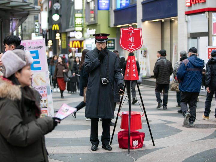 募金箱の真っ赤な鍋が目印