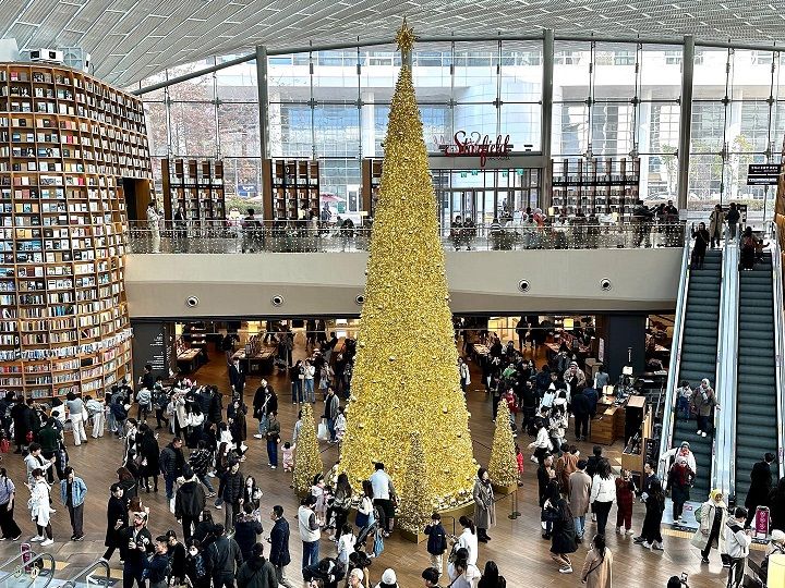 三成洞(サムソンドン)「スターフィールド COEX MALL」の
「ピョルマダン図書館」