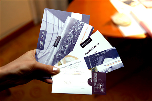 カードキー(手前)のカード面には
部屋番号の記載がないので注意