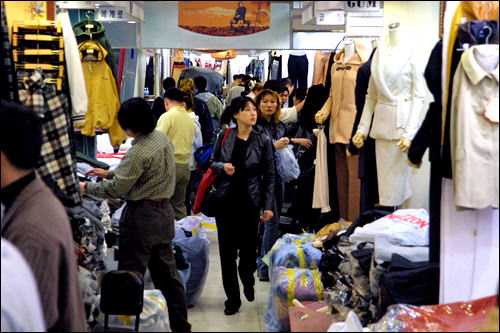 地下アーケードは庶民的雰囲気