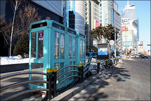 公衆電話ボックスが目印