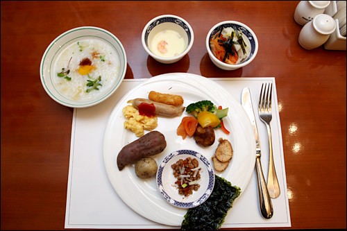 納豆や漬物、お粥など韓国料理以外のメニューも豊富