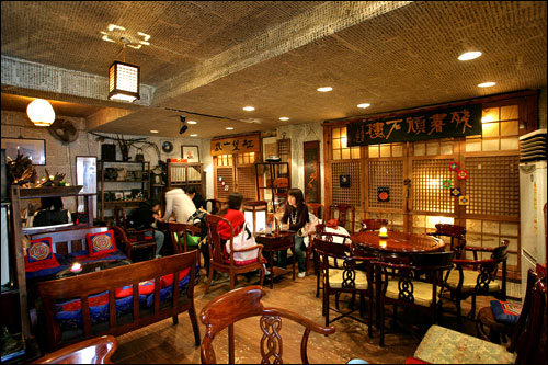 雰囲気のある伝統茶屋も多い