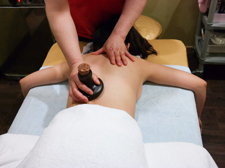 1.背中マッサージ
韓方ストーンを使用した背中マッサージで疲れやコリをほぐします。この後、骨盤の歪みを整える腕・足マッサージへと続きます。