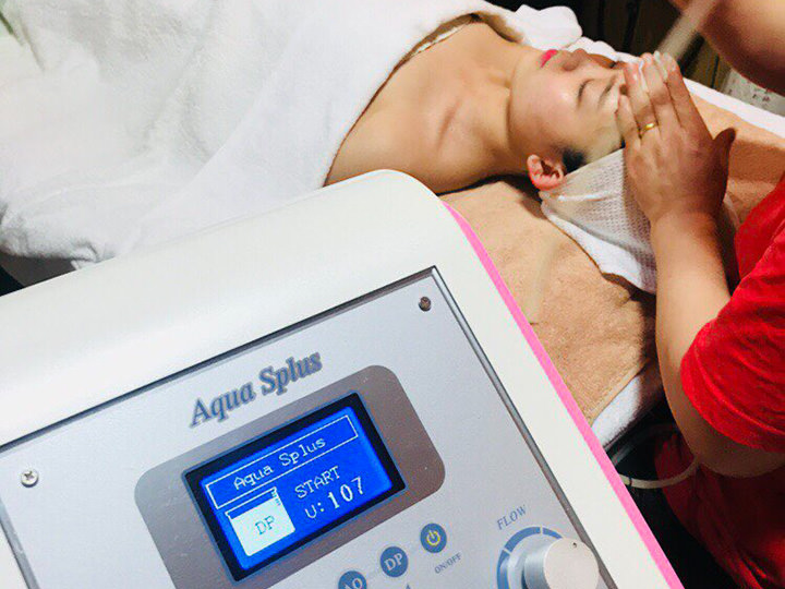 3.ウォーターテラピー
経絡マッサージを施しながら水分と栄養をたっぷり供給し、うるおいあふれる肌へと導きます。