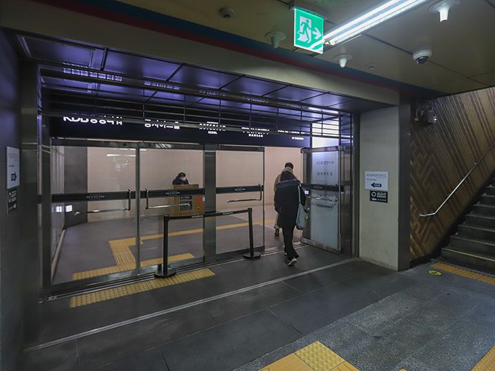 12番出口付近にある地下通路を進む