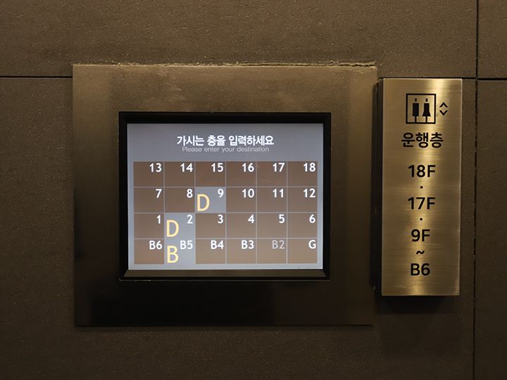 エレベーターはタッチパネルで操作しますが、2階はすべてのエレベーターが停車するので、どのエレベーターに乗っても大丈夫です。