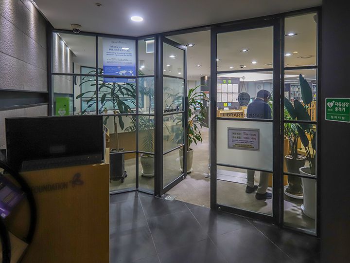 ビル2階のソウル文化センターの入口