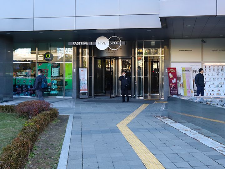 大通り側のビル入口