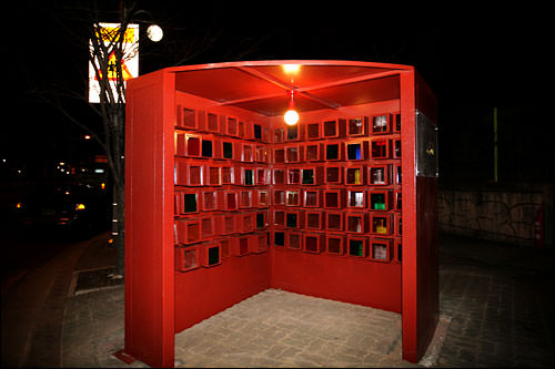 芸術創作村情報ボックス(地図1)
芸術創作村の入口の道に置かれた情報ボックス。各種アーティストの活動や展示関係のパンフレットなどを自由に入手できる。