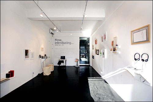 ギャラリー「VECTOR SPACE」(地図3)
2010年1月オープン。文来洞界隈で表現の場を充実させようと、2人の芸術家により作られた。各種展示を受け付ける。
13:00~18:00、月曜休、無料観覧可
(電話:02-2631-1108)