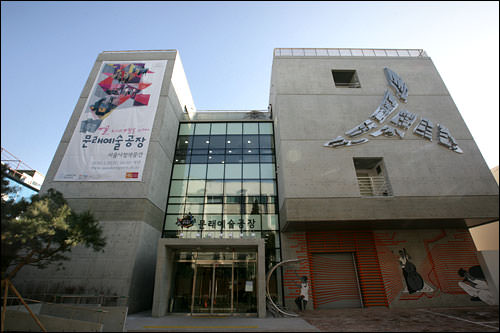 文来芸術工場(地図5)
ソウル市創作空間プロジェクトの一環で作られた、芸術家支援施設。展示場や録音室、公演場など各種設備が揃う。若手アーティストのための助成プログラムも実施。
(電話:02-2676-4300)