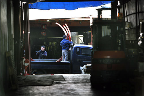 日中は工場で働く人々が路地の主人公