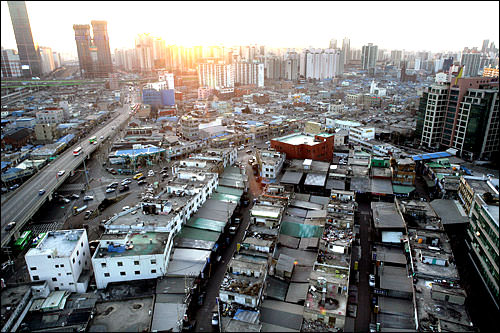 文来洞3街一帯を俯瞰。背後には最新のビルが控えている