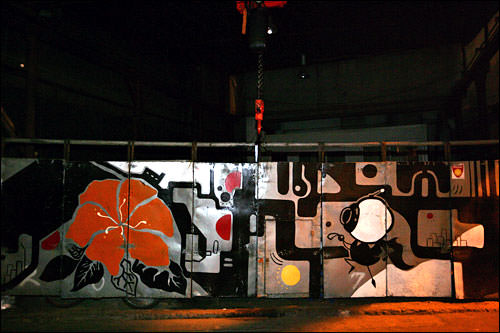 夜になり、工場のシャッターが閉まると別の表情が浮かびあがる