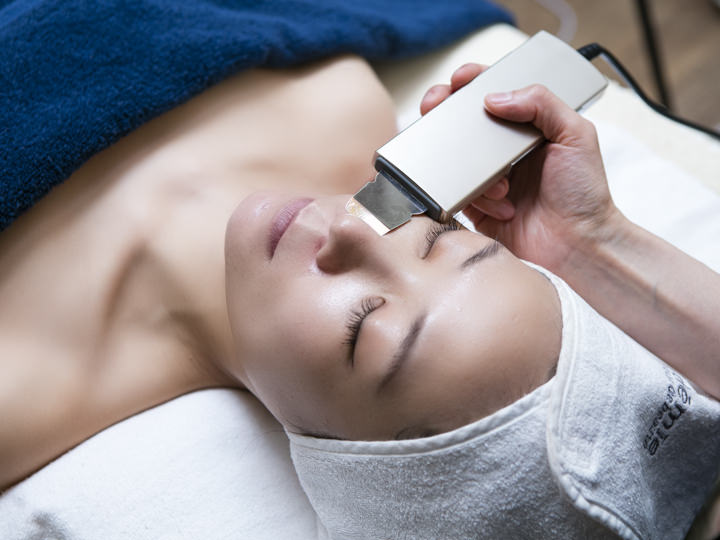 1. 酵素ピーリング・スケーリング
顔の汚れや角質を取り除いた後は、ホットタオルを顔にのせてマッサージし、機械で毛穴に詰まった角質や汚れを取り除きます。