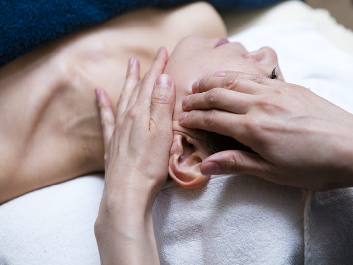 2.顔成形経絡(コルギ)マッサージ
敏感肌にもやさしいホホバオイルを塗り、コルギマッサージを行います。顔の筋肉をほぐし、血行をよくします。