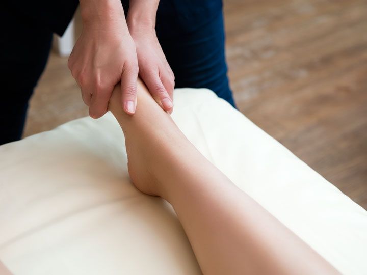 4.足の甲のマッサージ
ケアを忘れがちな足の甲や、足の指の間まで丹念にもみほぐします。