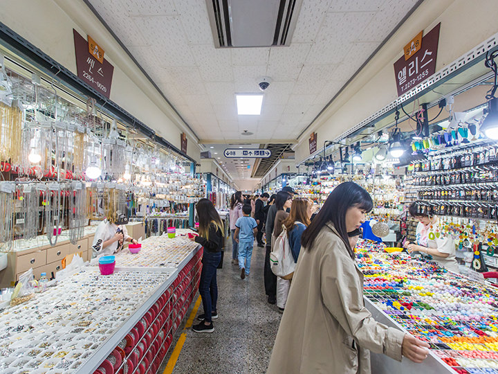 大小様々な店舗が建物内に入店