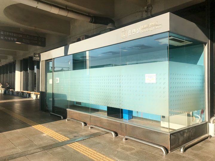 喫煙室(1、2階バス乗り場前)