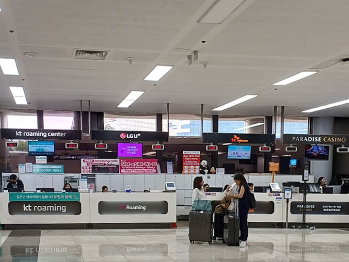 通信会社のカウンター(1階)