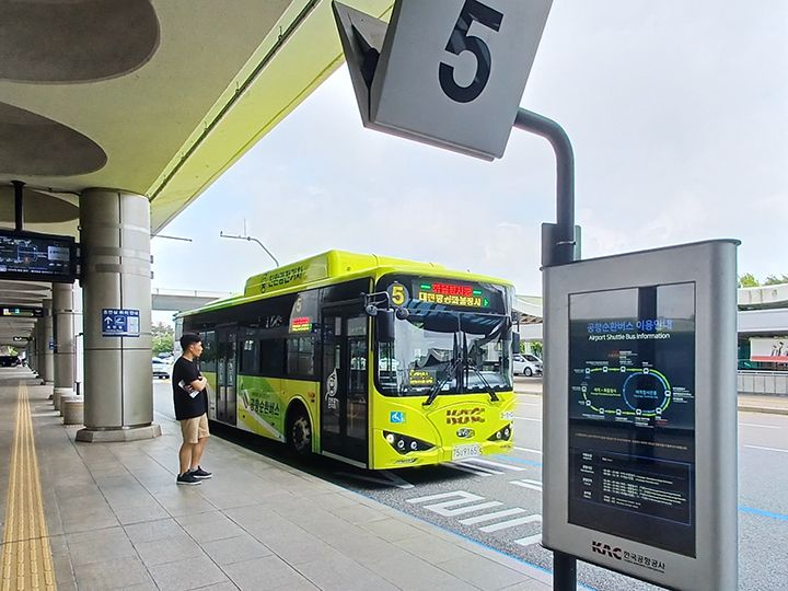 国際線ターミナルは
5番乗り場から