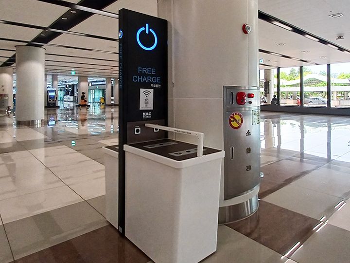 iPhone/Android端末用
無料充電スポット(1、3階)