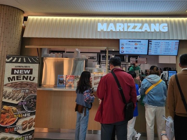 マリチャンExpress搭乗ゲート38番付近。キムパッ(海苔巻き)、トッポッキなど