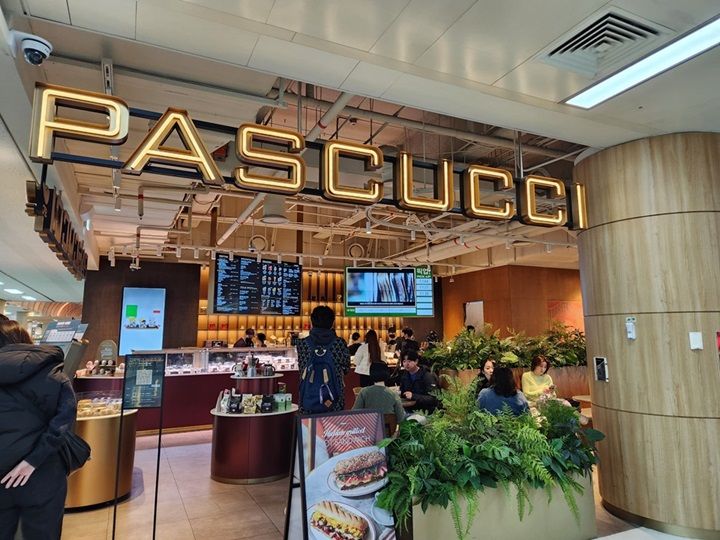 PASCUCCI(パスクーチ)搭乗ゲート37番付近。コーヒー、サンドイッチなど