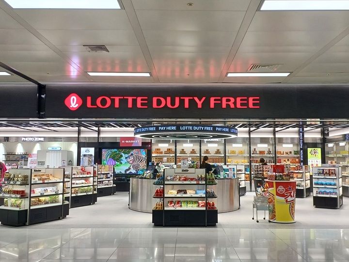 お菓子も充実のロッテ免税店の食品コーナー