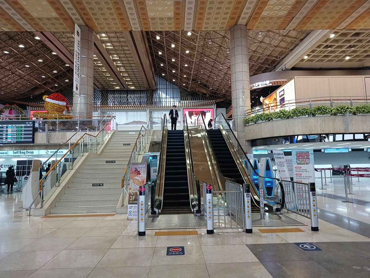 出発フロアへ行く
2階中央エスカレーター