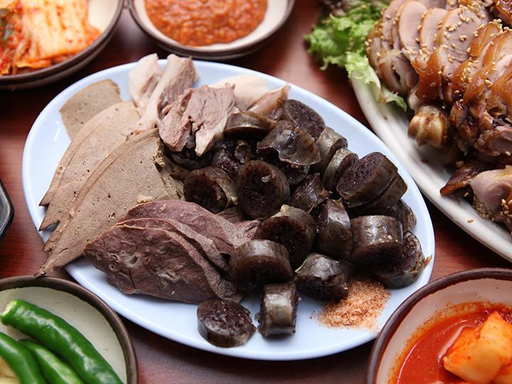 チョッパル横丁内の4店舗では、チョッパル注文時、スンデ(豚の腸詰)と、そのスープであるスンデクッがサービスで出てきます。うれしいことに、お替りも自由!