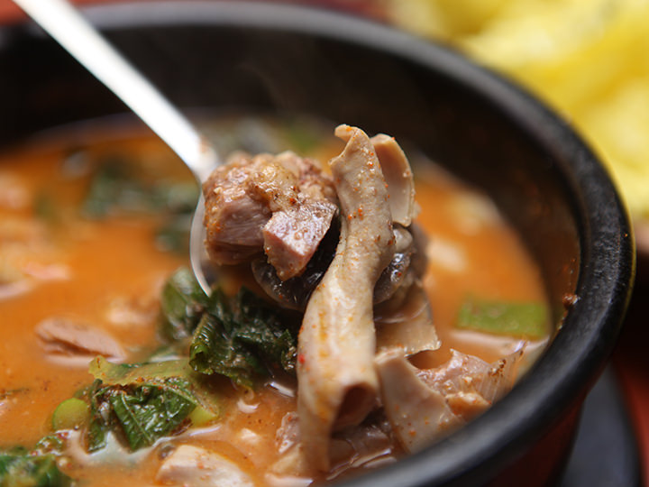 「スンデグッは、チョッパルと一緒にたらふく食べて満足してもらえれば」とは、横丁内のある店主の談。