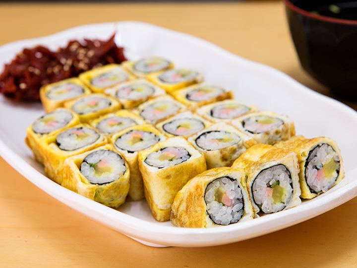 卵で巻いたキムパッ(계란말이김밥)