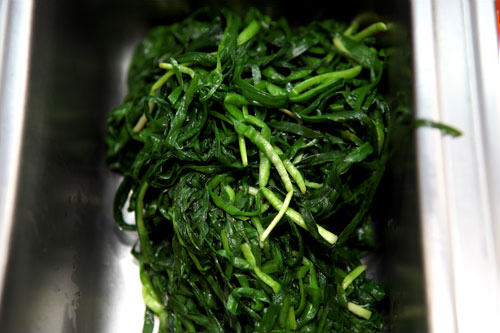 ほうれん草の和え物
(写真では茹でたニラ)