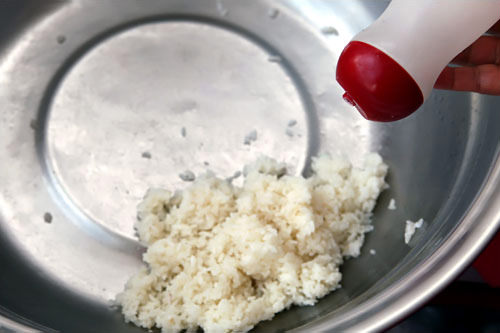 1.ご飯にごま油、味塩を入れて十分に冷まします。