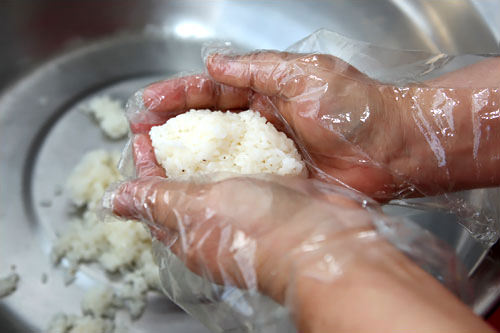 2.茶碗1杯分のご飯を手に取ります。