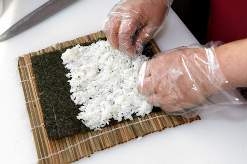 3.巻きすの上に海苔を載せ、ご飯を広げます。海苔の上部にはご飯を載せないのが
ポイント。