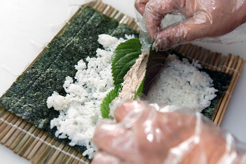 ツナマヨがあふれ出ないよう
エゴマの葉でくるむ