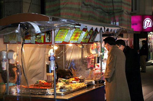 天ぷら、オデンなどの屋台で一緒に売られていることが多い