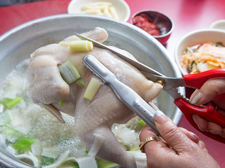 豪快にハサミでチョキチョキ