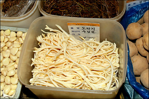 トラジ(キキョウの根)
ほのかな苦味が特徴で和え物などにして食べられます。塩もみして水洗いしてから使います。呼吸器系の疾患によいとされ、黄砂(ファンサ)対策におすすめの野菜。